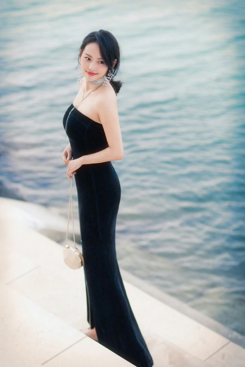 张嘉倪的泳装展现了她的健康美.