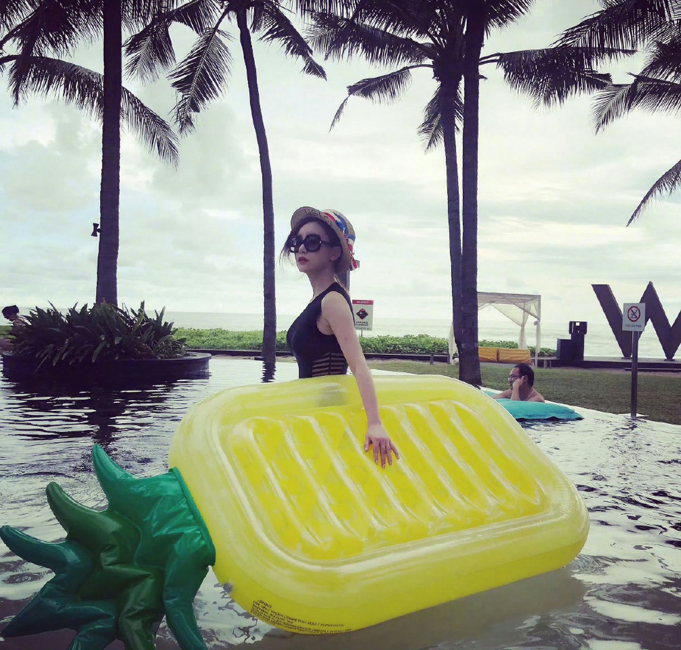 张檬的泳装大赏,肥美如诗.