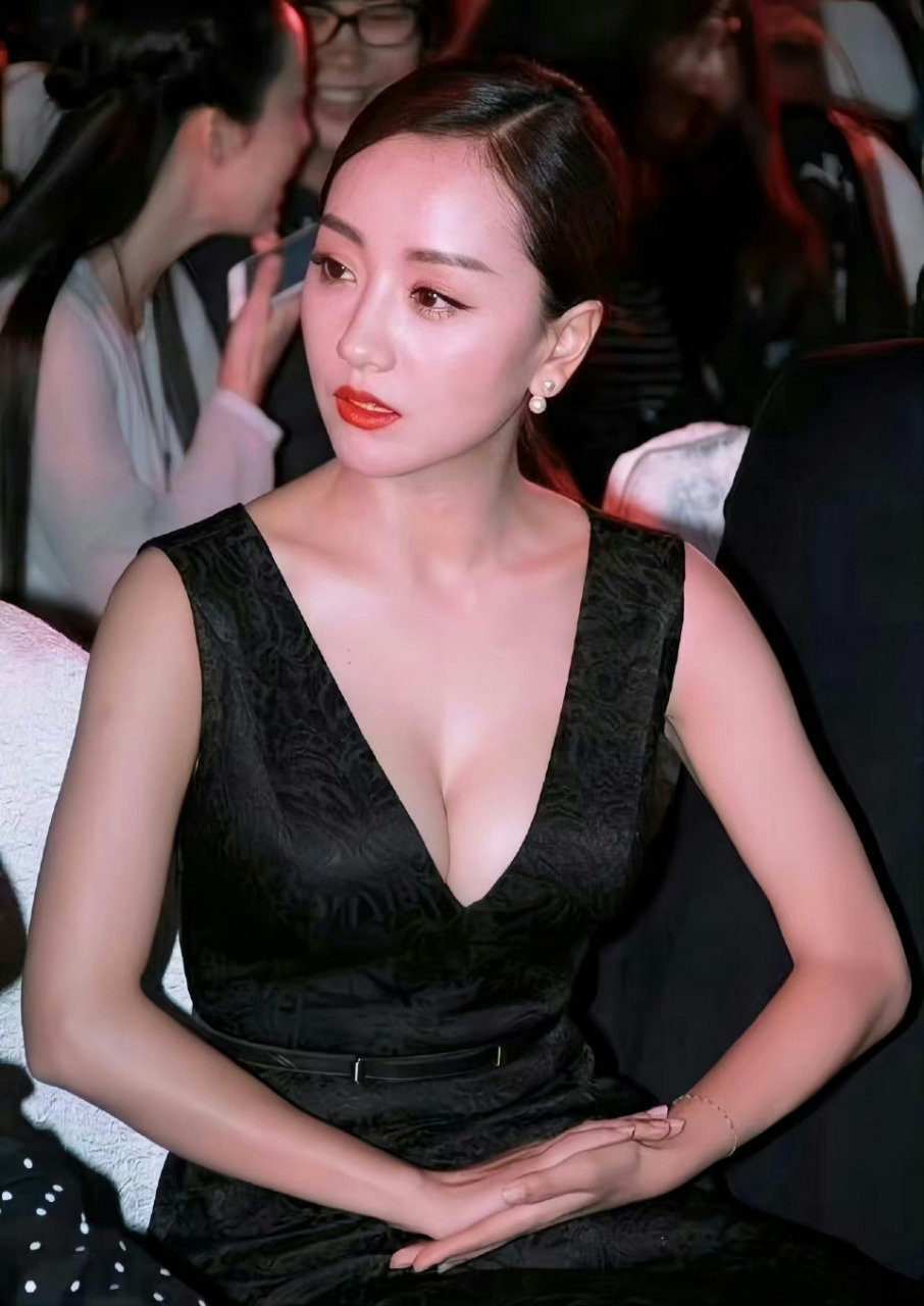 杨蓉的深邃眼眸,滑润的肌肤,似深海珍珠.