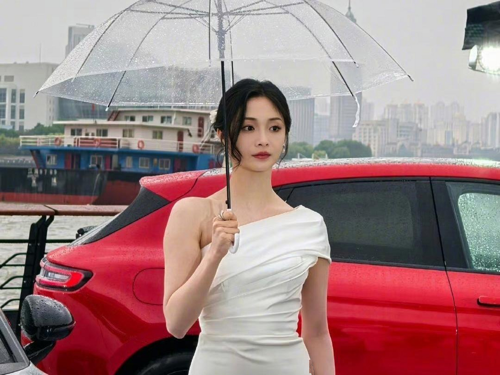 周洁琼许佳琪撑伞造型