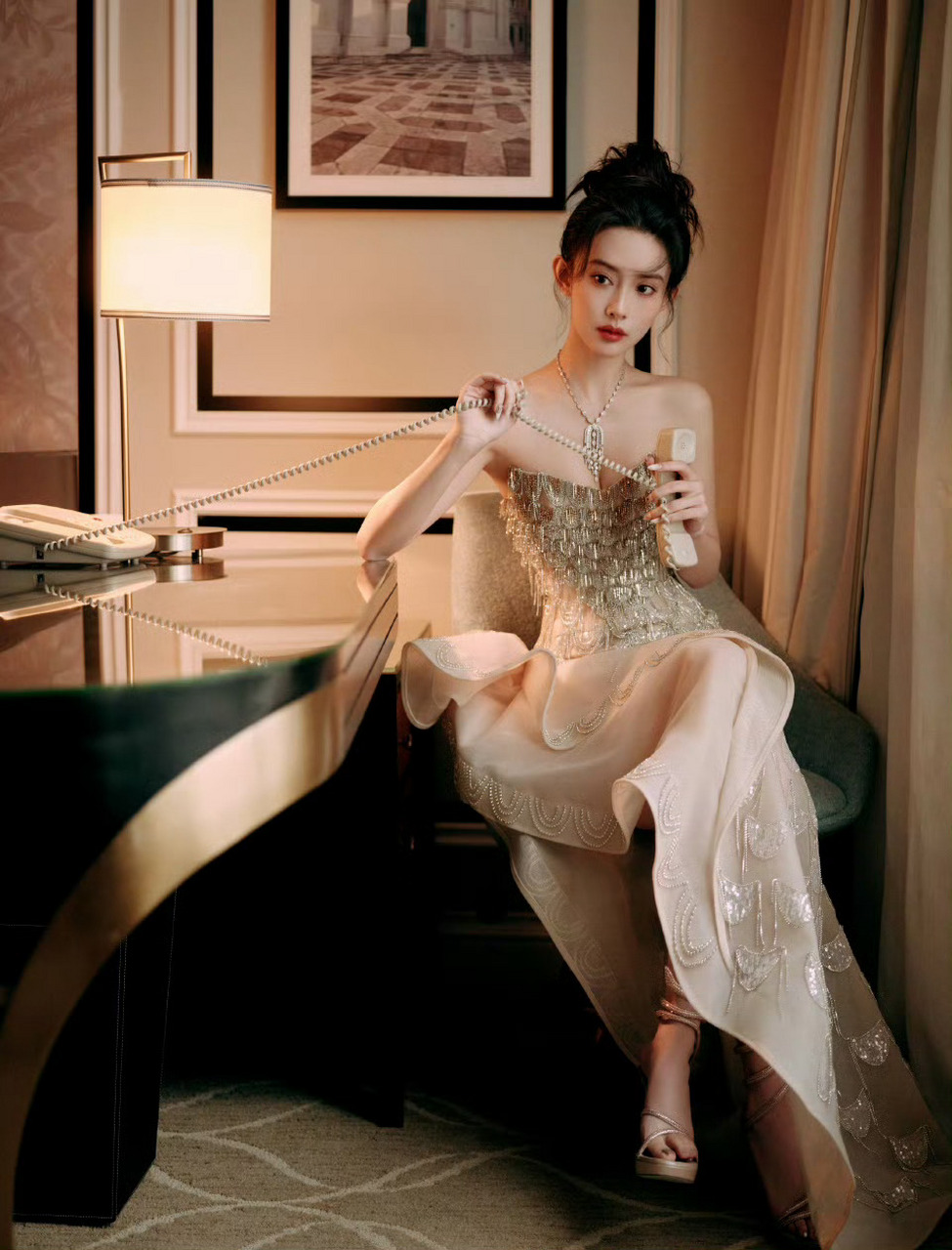 孟子义的美腿和玉足非常迷人.