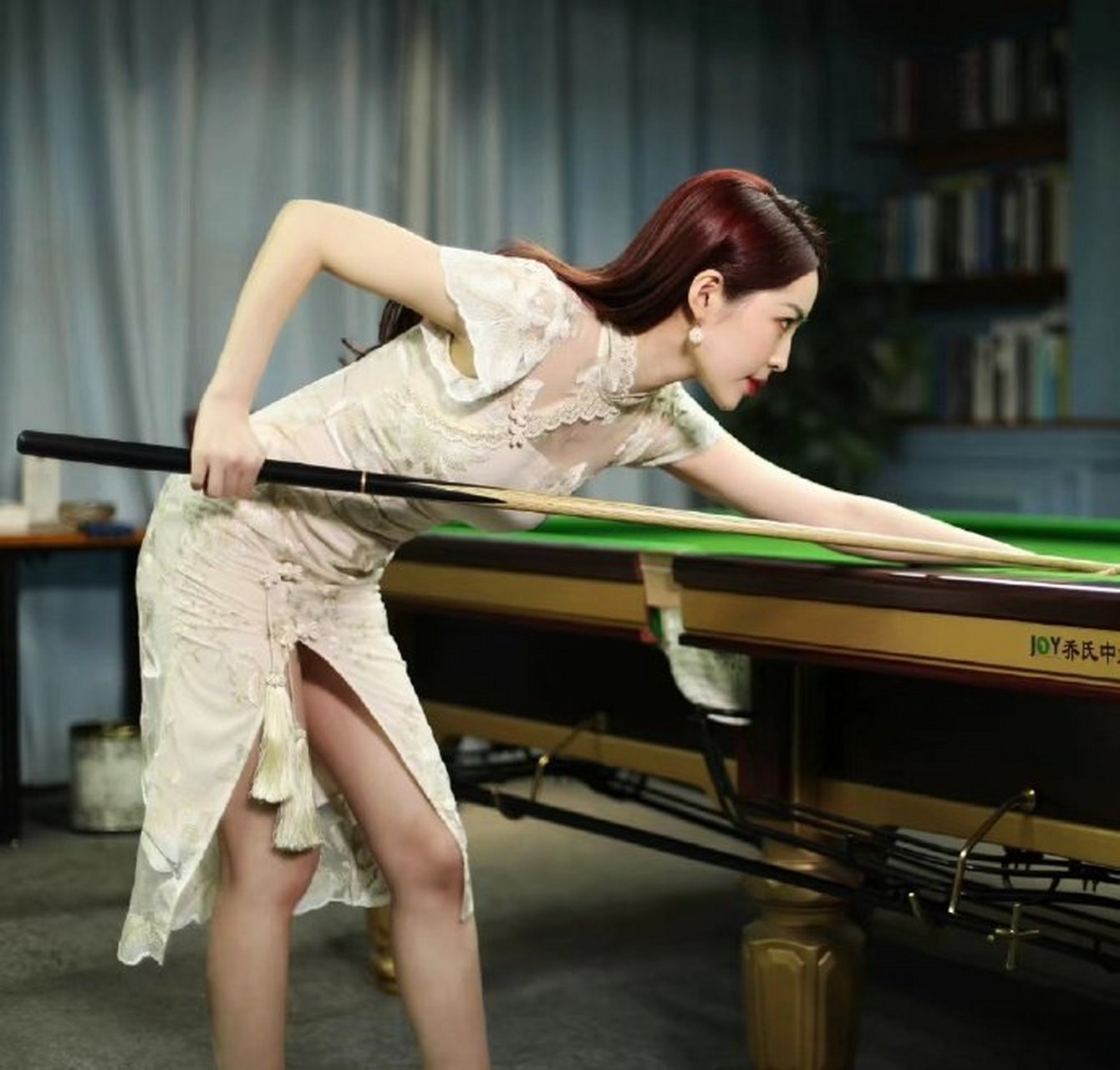 台球裁判王钟瑶,旗袍牛仔裤,职业装,各有千秋.