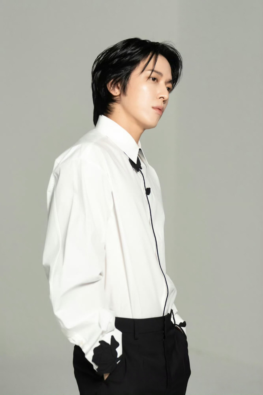 郑容和,近期拍摄了jyp最新杂志的封面,我们将为你带来一系列花絮照片.