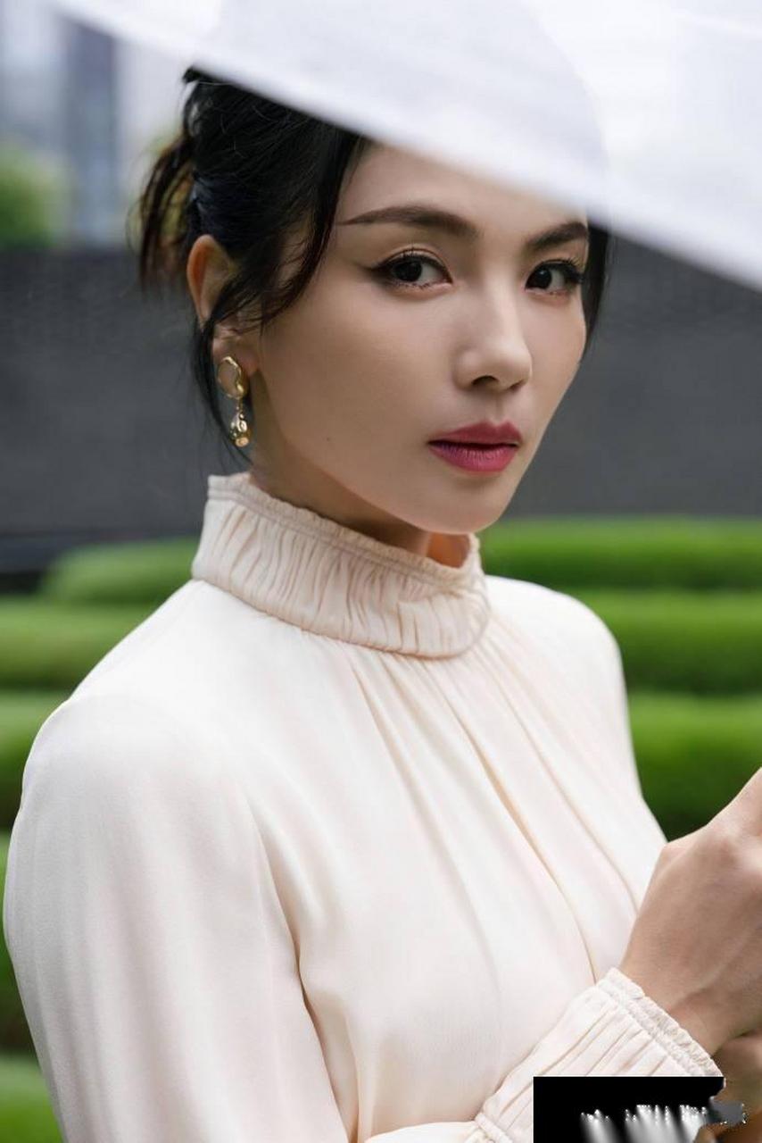 刘涛工作室晒出了一组刘涛身穿白裙的写真照