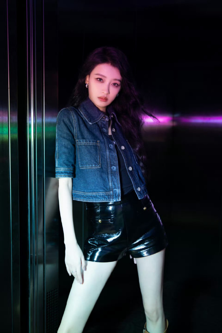 孙怡的暗黑皮衣套装,展现出这个年纪的顶峰之美.