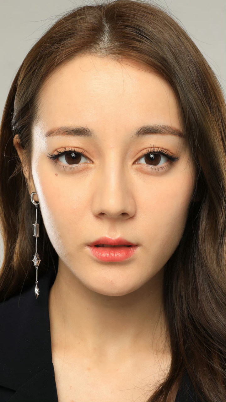 迪丽热巴的微笑中透露着纯真.