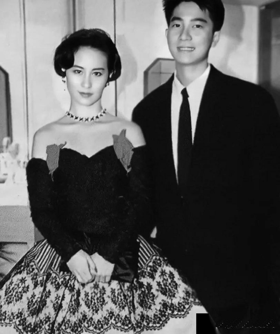 何超琼和"陈百强"是多么有夫妻相的一对啊,一个英俊潇洒,才华横溢,一