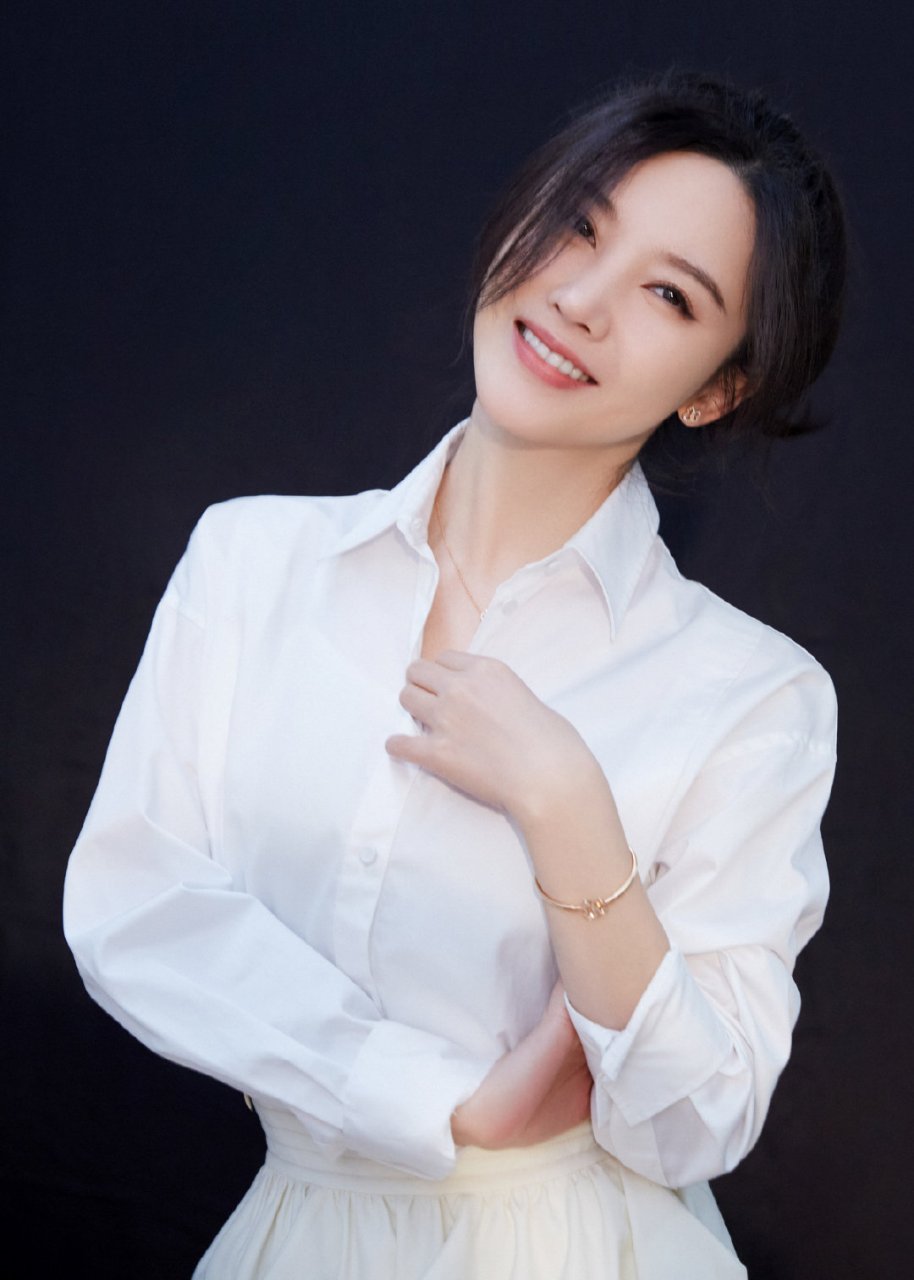 杨子姗的白色法式上衣展现了她的温柔美好,设计简洁精致.