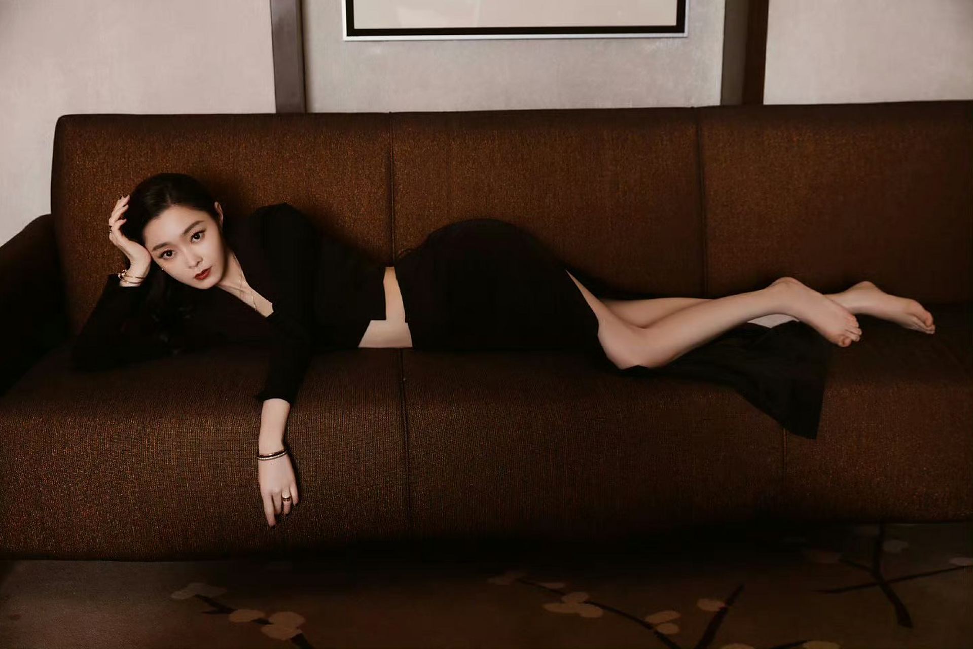 宋轶的美腿和玉足在沙发上显得格外迷人.