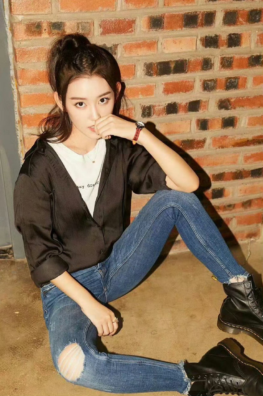 蒋依依的紧身牛仔裤,勾勒出迷人的曲线.