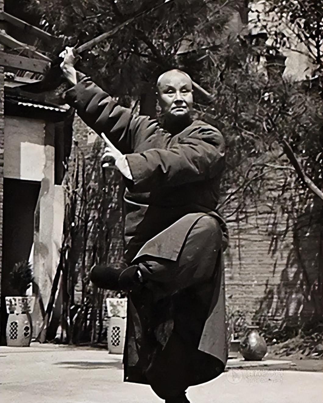 不久,上海伶界联合会决定举办义演,剧目定为《大名府》带《一箭仇》.