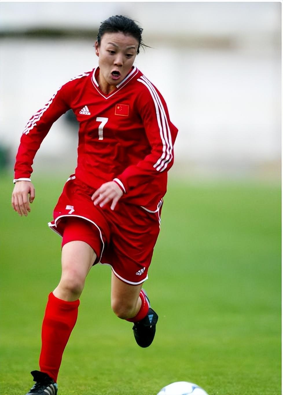 前女足国脚张欧影在美国去世:临终前,老公为其穿上7号球衣