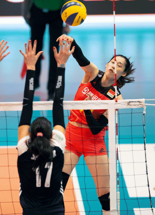 (郎平向刘晓彤面授机宜)袁心玥个子高,2号位背飞点高