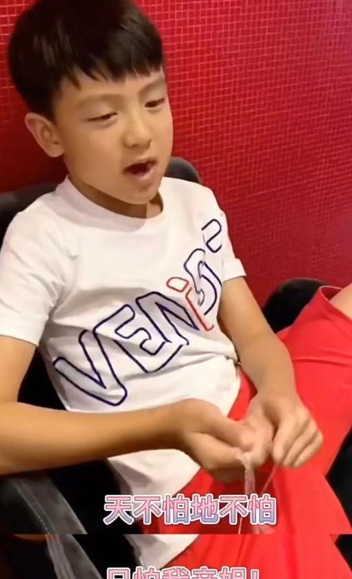 田亮儿女近照曝光,亮仔长成170大靓仔,眉心痣抢镜比森碟还好看
