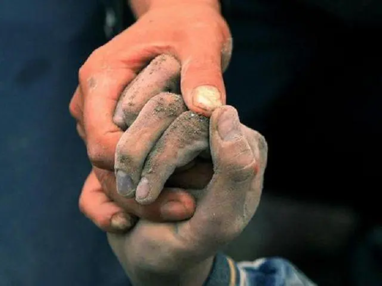 2008年汶川地震,父亲背着儿子遗体走10小时,坚决带儿子"回家"