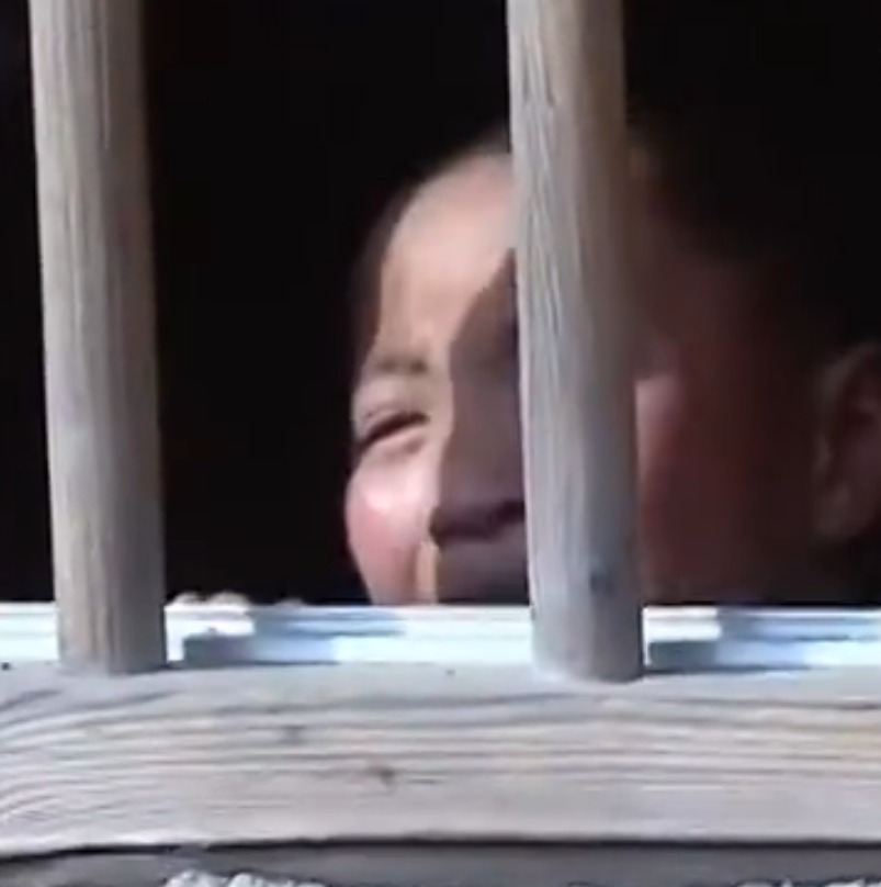 回到老家的鹏鹏还是会疯狂地寻找汽油,周金香为了让他断掉念想,就将他