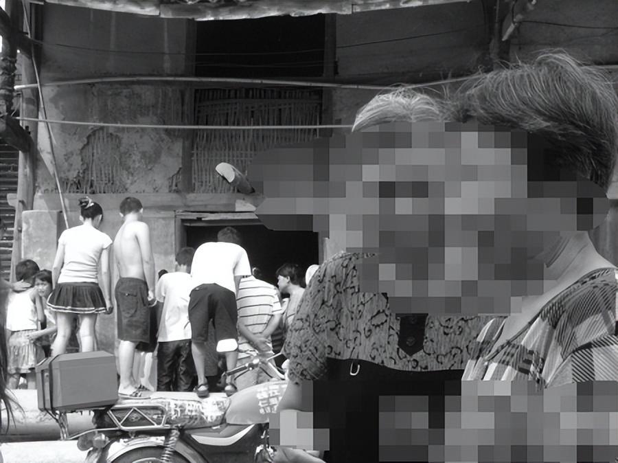 回顾四川老宅打死"龙子"来泡酒,身有脚生4爪,龙子究竟
