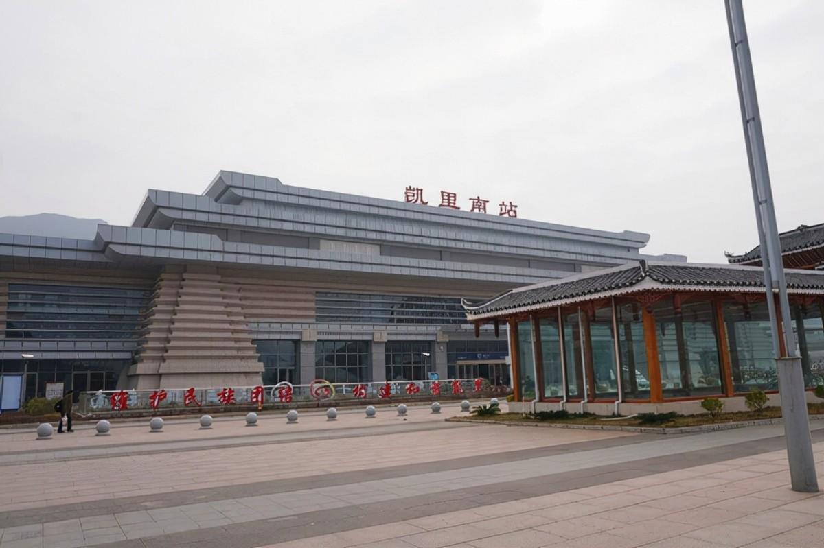 回顾父入狱,母改嫁,6岁女童靠吃垃圾果腹,31年后才与生父团聚