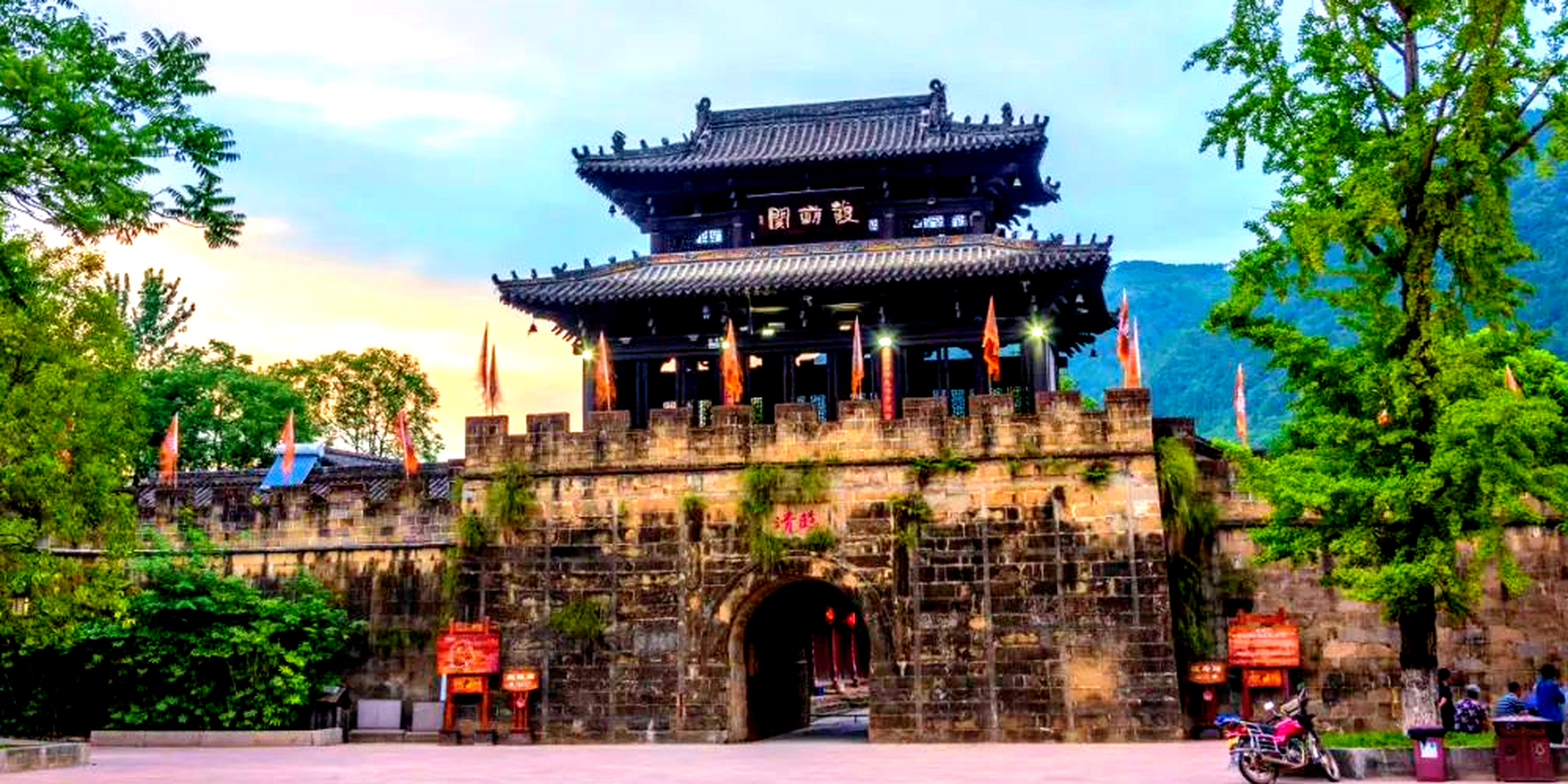 端午节假期出门旅游避免不了人山人海远,我推荐来四川广元昭化古城,让