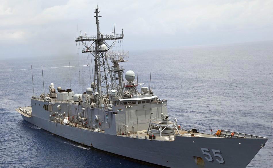 054a型远洋护卫舰有40艘在役,满载达4000吨,可执行远洋护航任务,主攻