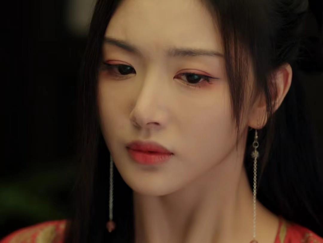 被《墨雨云间》孔雪儿惊艳了,好身材遮不住,红肚兜吊带装太吸睛