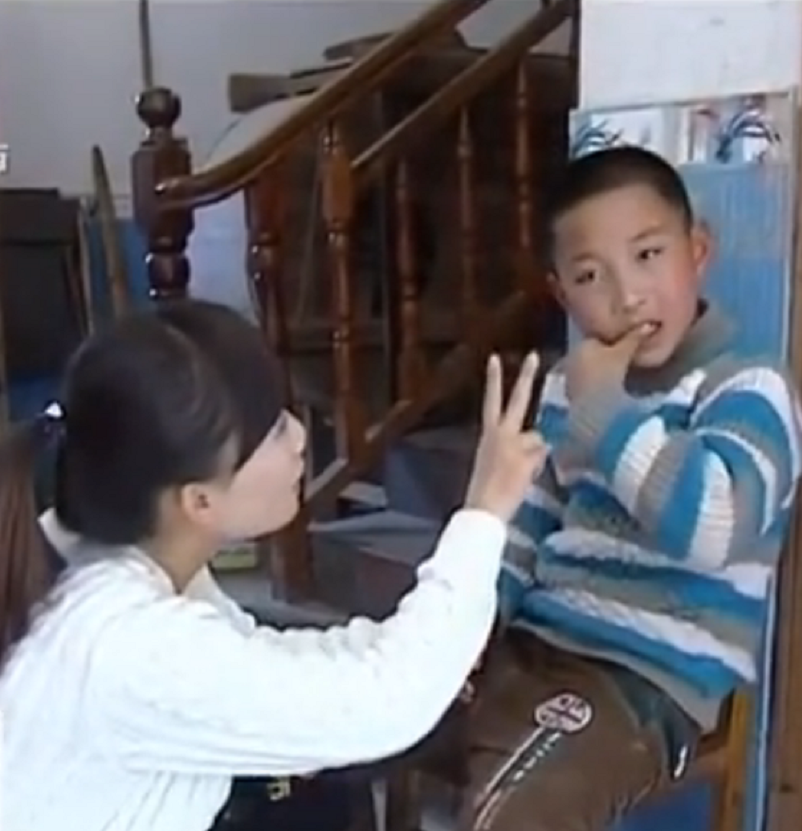 回到老家的鹏鹏还是会疯狂地寻找汽油,周金香为了让他断掉念想,就将他