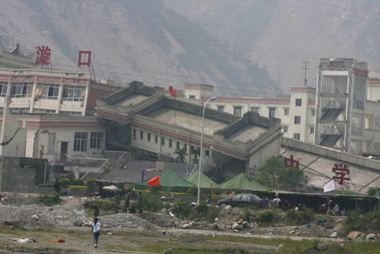 2008年汶川地震,父亲背着儿子遗体走10小时,坚决带儿子"回家"