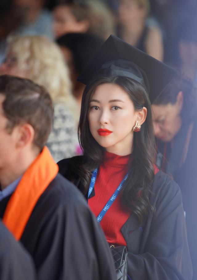 朱珠晒研究生毕业照,父母和老公女儿齐聚法国,见证她的重要时刻