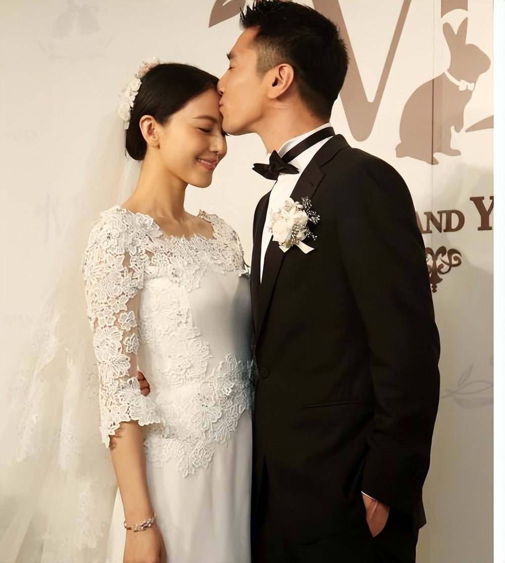 高圆圆赵又廷参加好友婚礼,夫妻俩甜蜜对视,结婚多年宛如热恋期