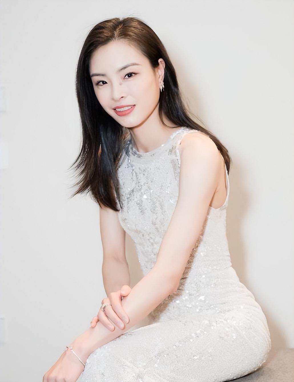 冠军吴敏霞晒全家福!39岁身材傲人气质出众,不嫁豪门嫁给爱情