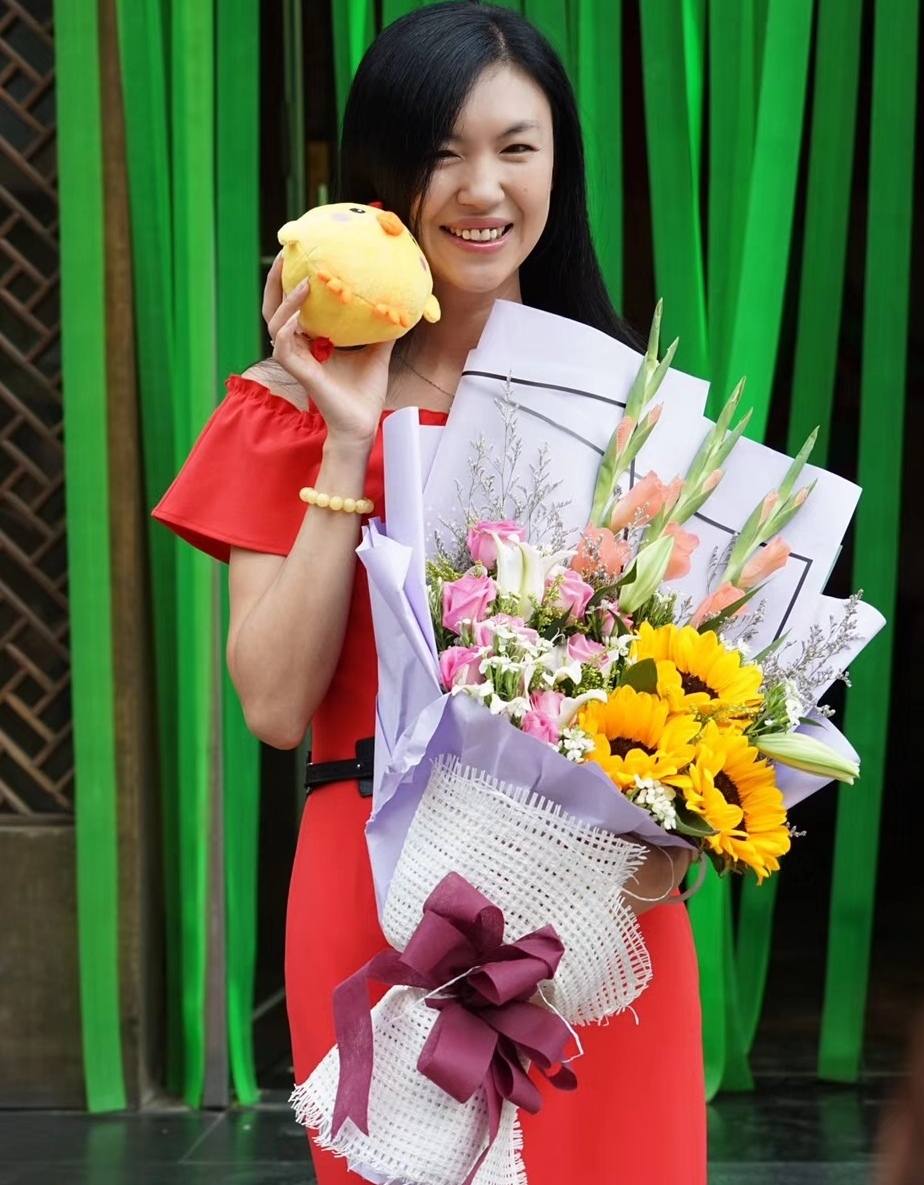 回顾沈阳美女王蕾蕾:中国首位盲人模特,生两个儿子丈夫扶她走秀