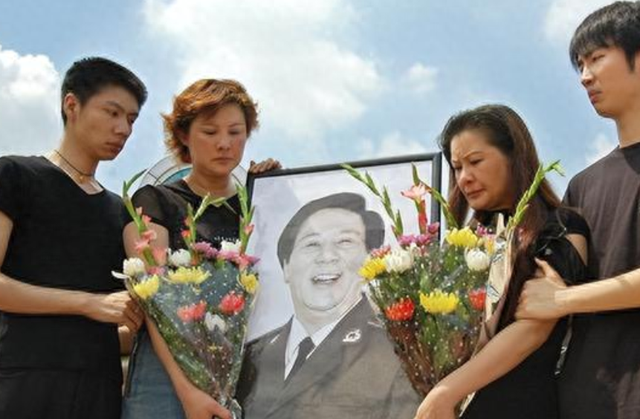 古月追悼会:挽联长达6米,女儿亲吻遗像,300名广州市民自发送行