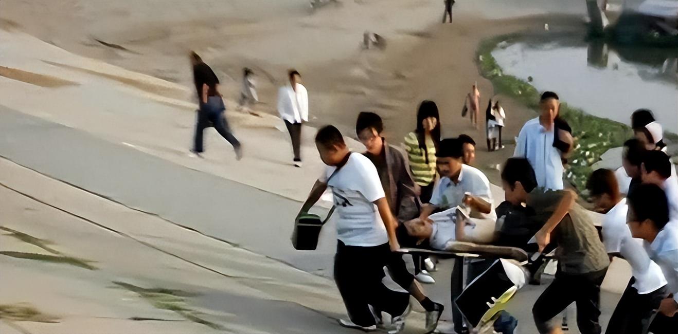 从周边渔民和认识的人口中得知,这个男人叫陈波,是江对岸三八村的村民