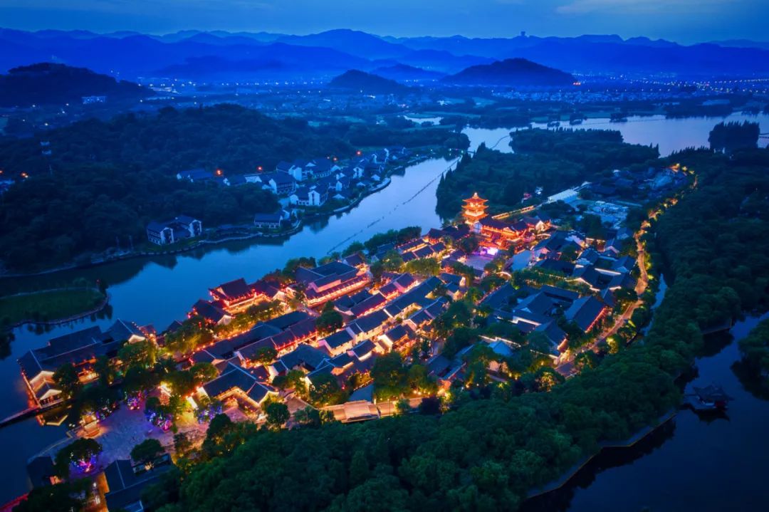 鲁镇,位于柯岩风景区内,是依据鲁迅先生所著小说而建,完美复刻了鲁迅