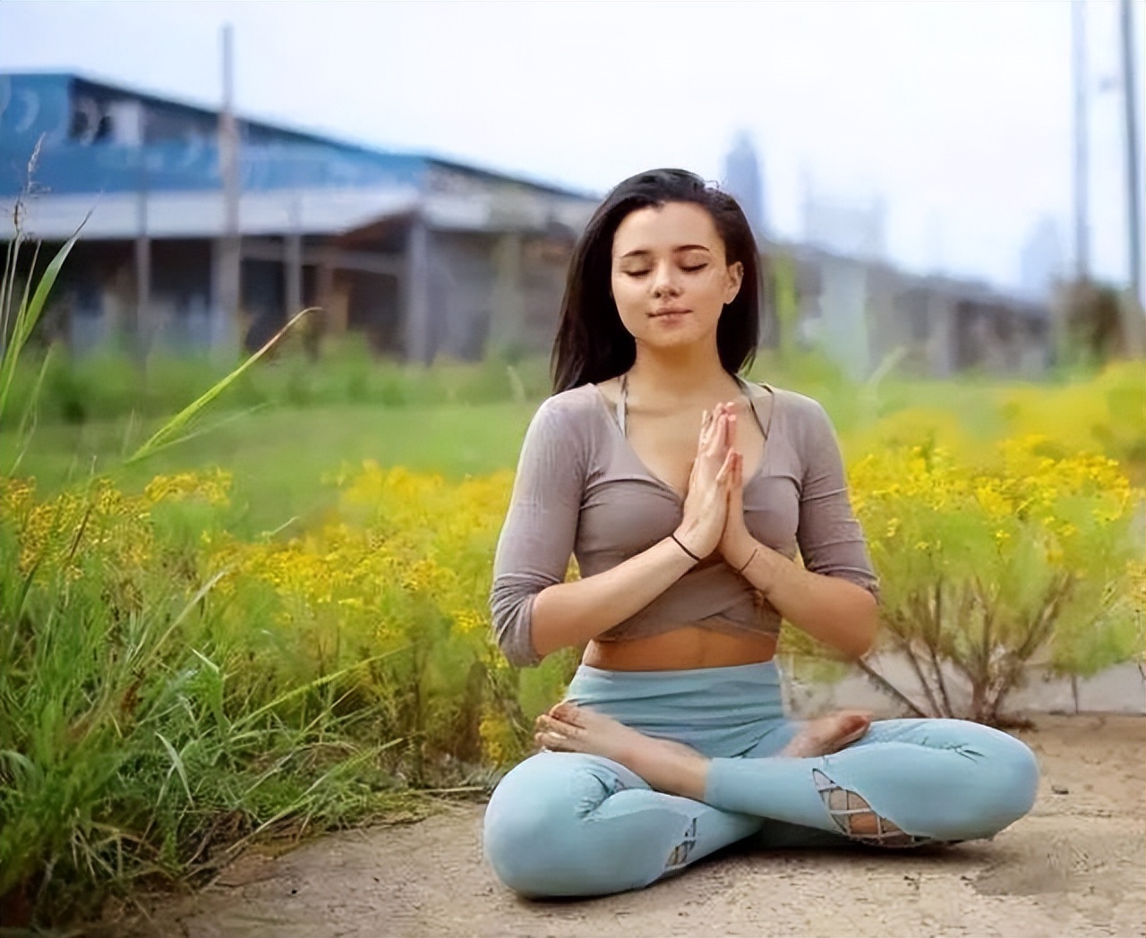 瑜伽莲花坐,好处很多,一定要常练!