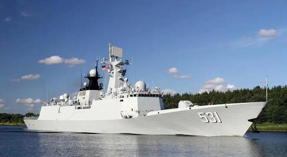 054a型远洋护卫舰有40艘在役,满载达4000吨,可执行远洋护航任务,主攻