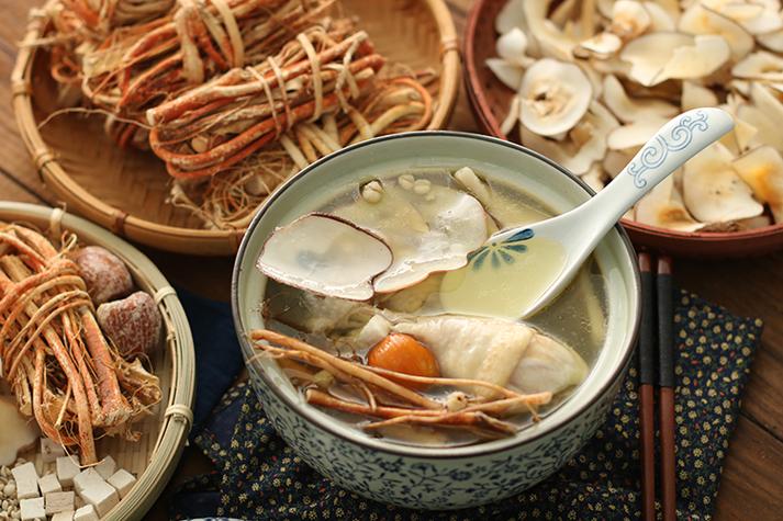 许多人们也特别喜欢用,五指毛桃用来煲汤,但如果采到这种断肠草,误食