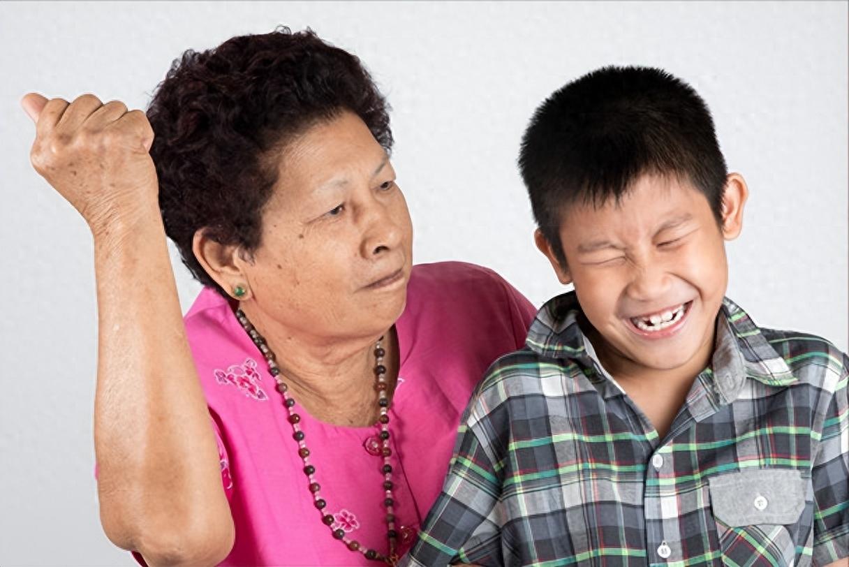 我妈带侄子旅游找我要20000,我不同意,一个月后回家,我愣住了