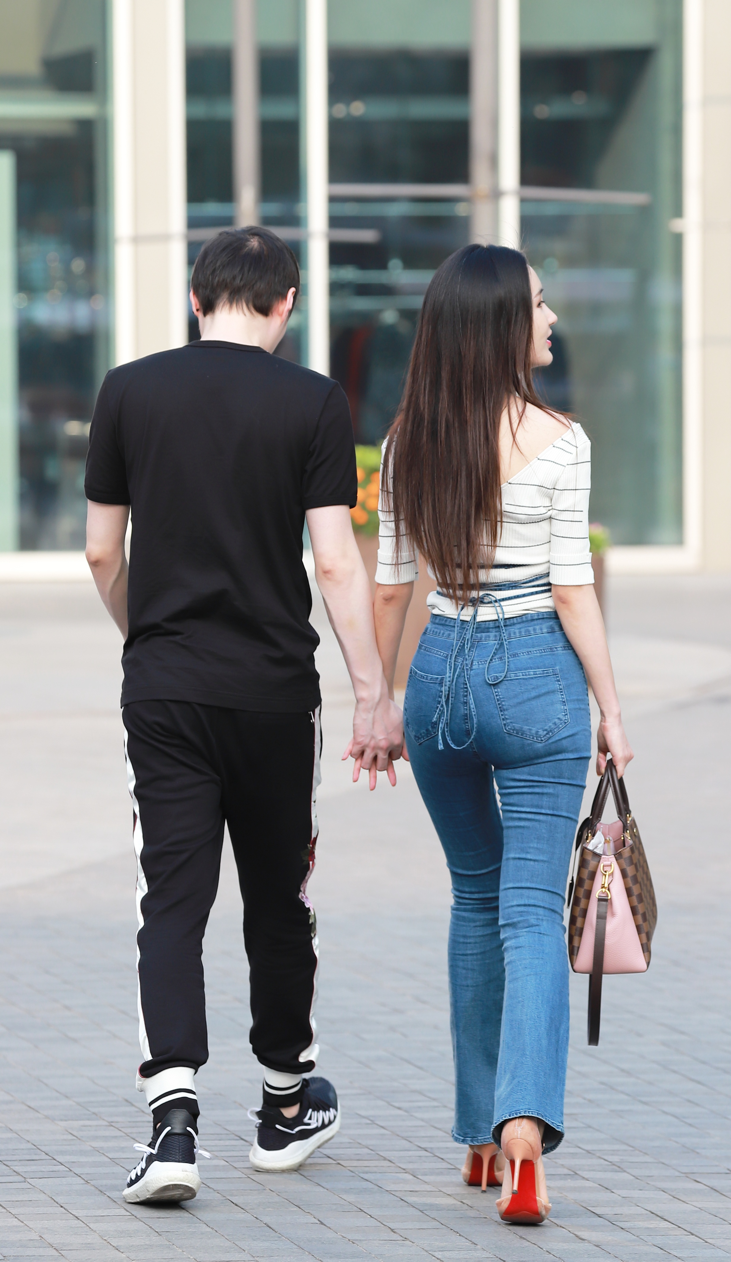 会让人几生活落魄的照片搭背逛街图片情侣街上男人避开女人的场景图片