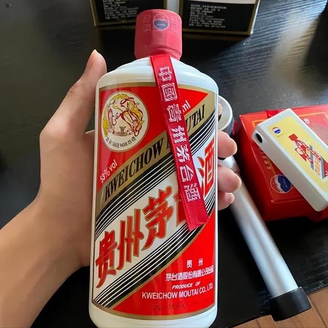 茅台员工透露:买茅台时送的2个小酒杯,压根就不是用来喝酒的