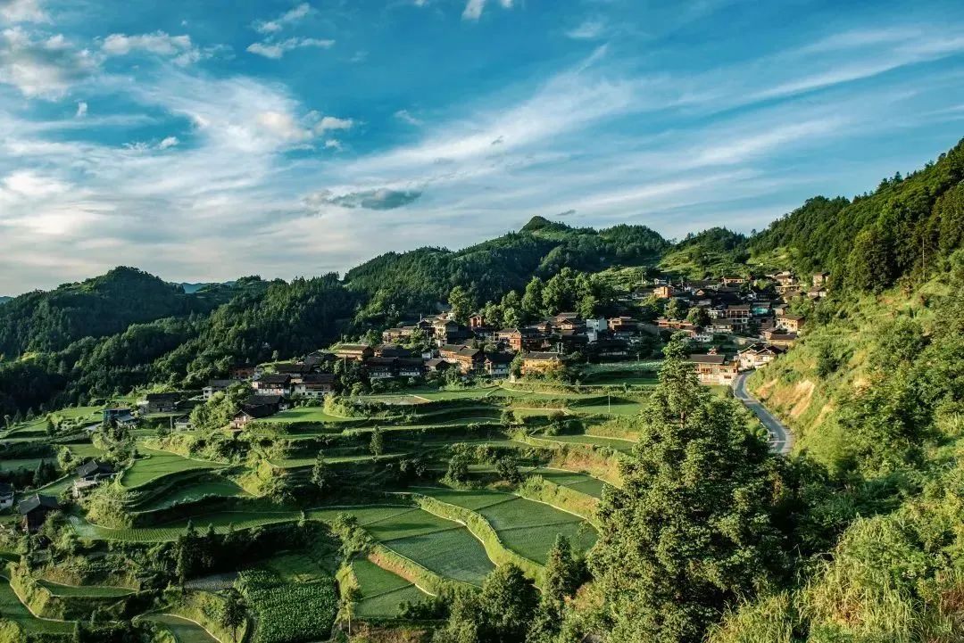 石头是岩寨最大的特色,岩寨以红石头多而闻名.