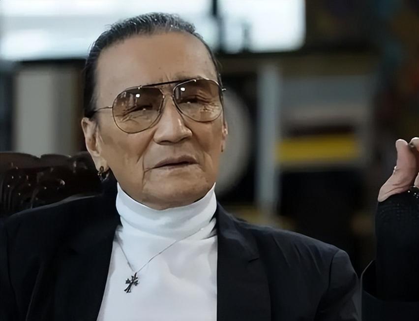 谢贤年轻时多厉害?李小龙与他合影靠边站,拍一部戏能买一栋大厦