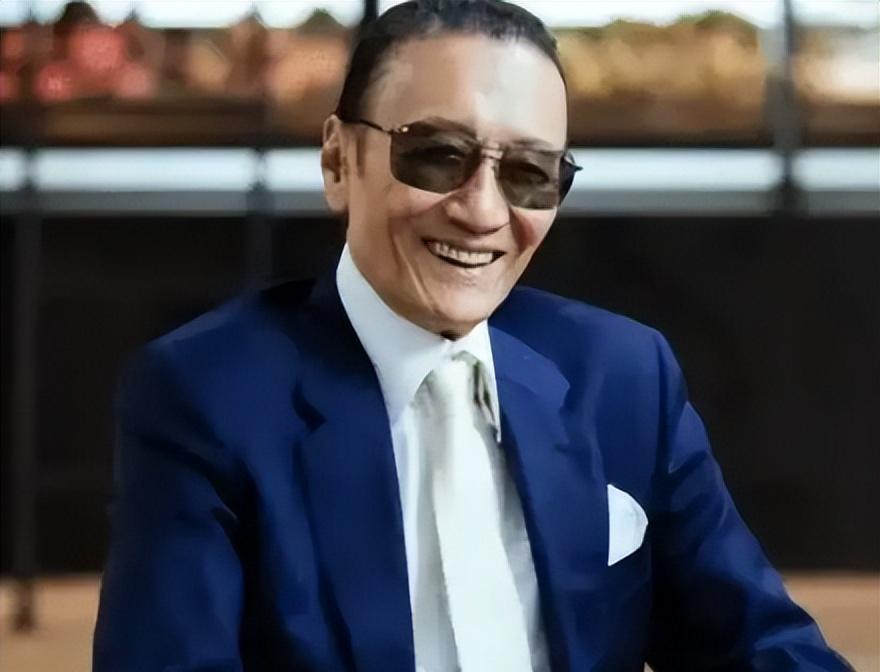 谢贤年轻时多厉害?李小龙与他合影靠边站,拍一部戏能买一栋大厦