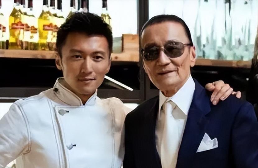 谢贤年轻时多厉害?李小龙与他合影靠边站,拍一部戏能买一栋大厦