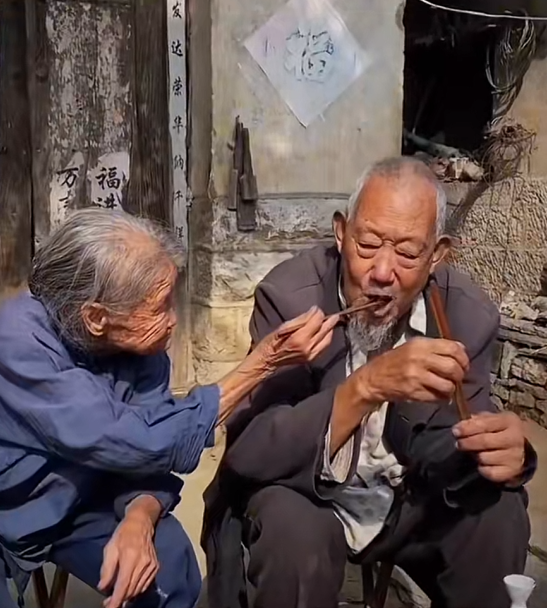 幸福不是每天吃大鱼大肉,山珍海味,也不是住高楼别墅,开豪车