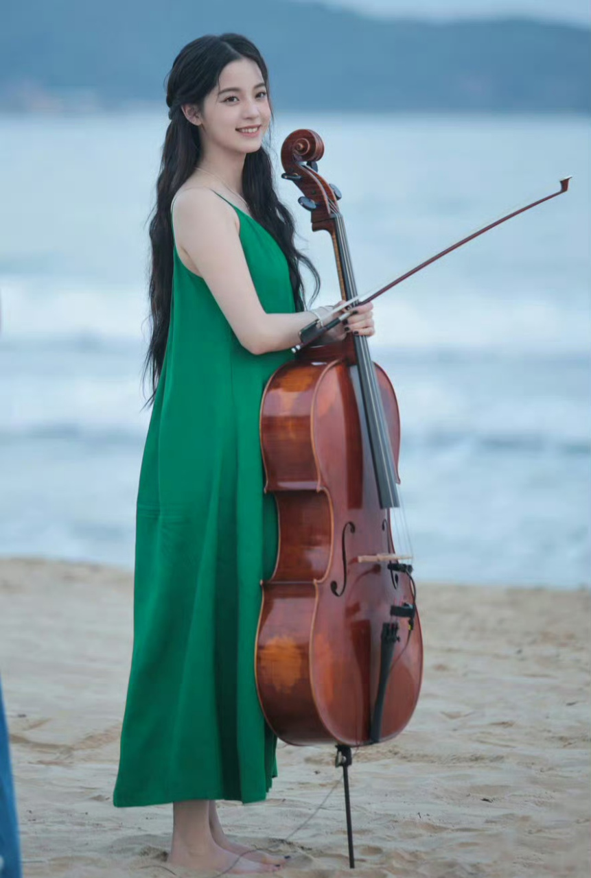 欧阳娜娜,绿色吊带裙,光个jio丫拉大提琴也优雅!