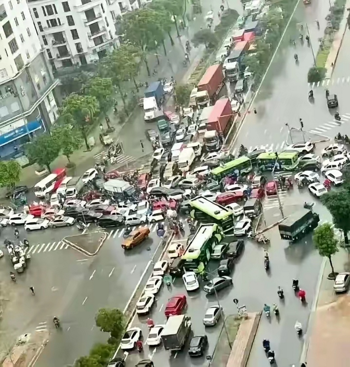 十字路口大堵车,请问,如果你是交警,用什么方法快速疏通?