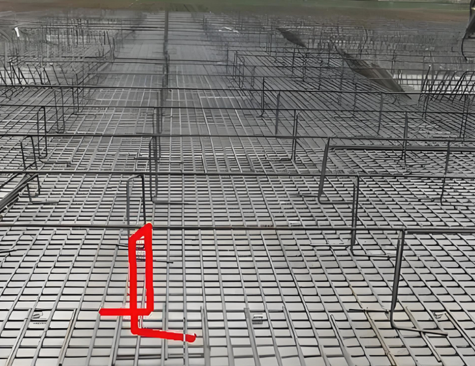 今天监理来验收筏板钢筋,发现马凳筋上面的纵向钢筋在下面,与其它钢筋