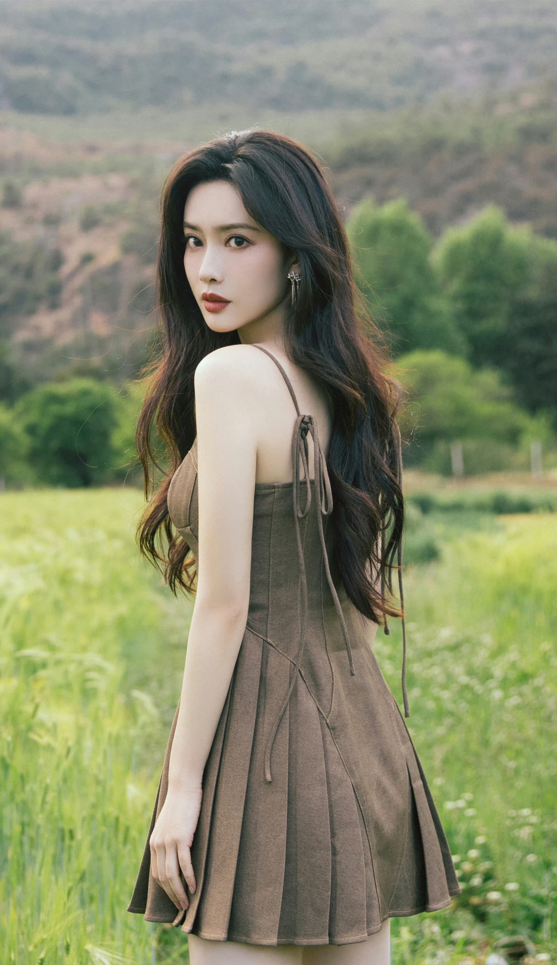 孟子义,灰色吊带裙,麦浪里的小可爱!