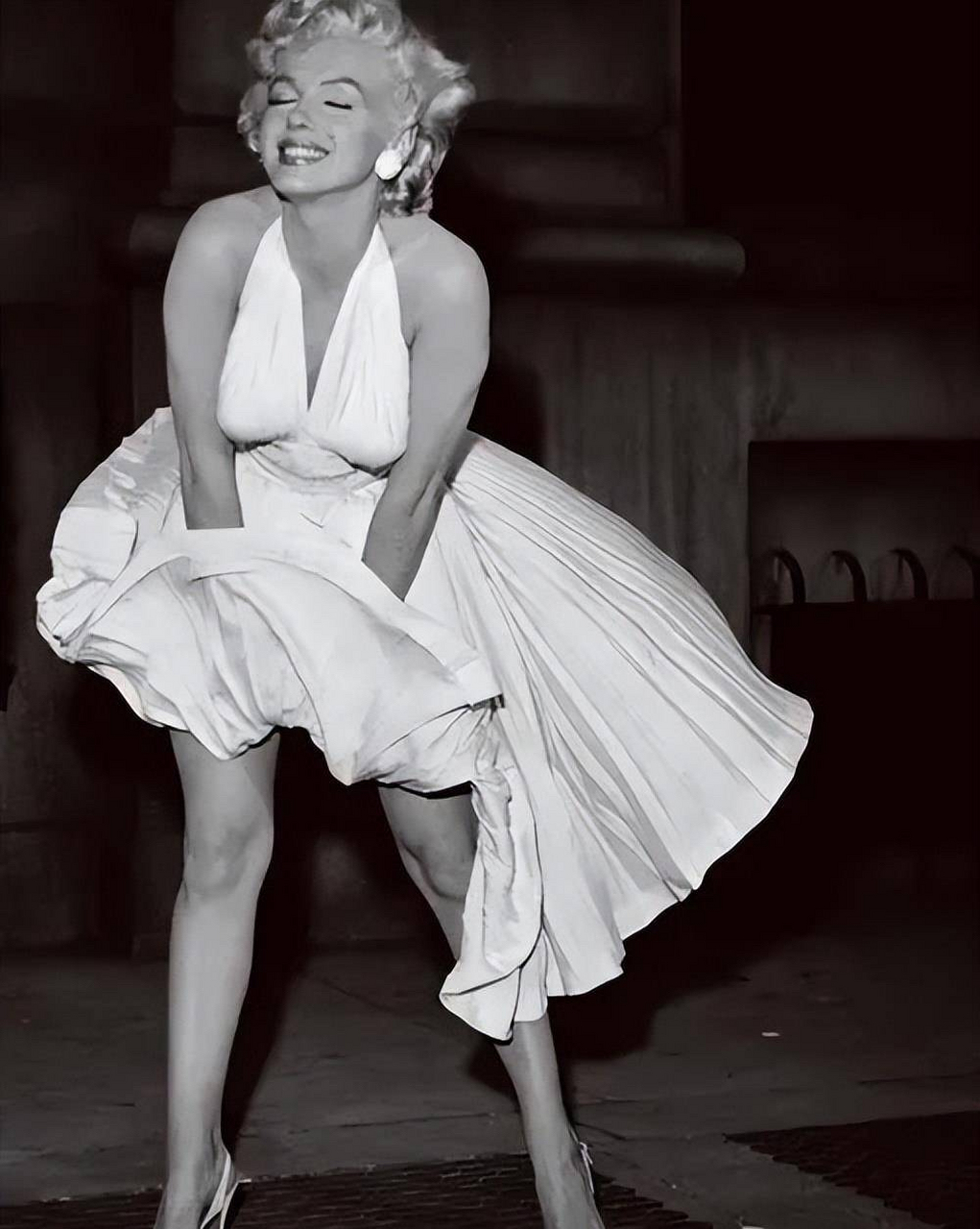 1954年,玛丽莲梦露的裙子被风反复掀开,2000多个男人围着她不停的拍